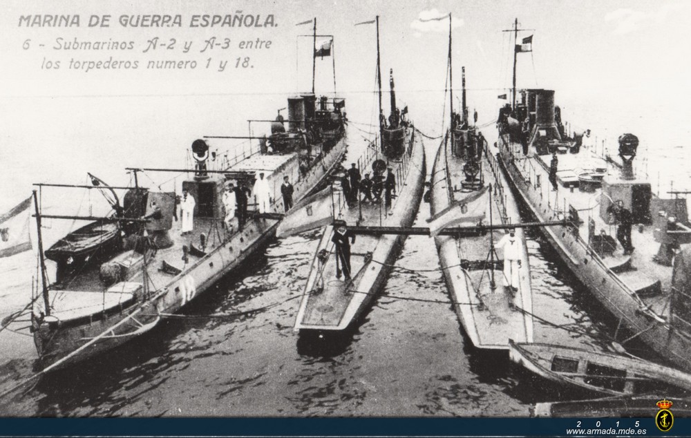 Los submarinos A-2 y A-3 entre los torpederos número 1 y 18. En sus primeros años, la Flotilla de Submarinos tuvo asignados dos torpederos para colaborar en las tareas de adiestramiento.